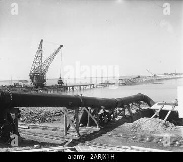 Inpoldering tra Zuidbeveland e Walcheren, de dyke op voorgrond Zuidbeveland Data: 5 agosto 1949 luogo: Walcheren, Zeeland, Zuid-Beveland Parole Chiave: INPOLDING Foto Stock