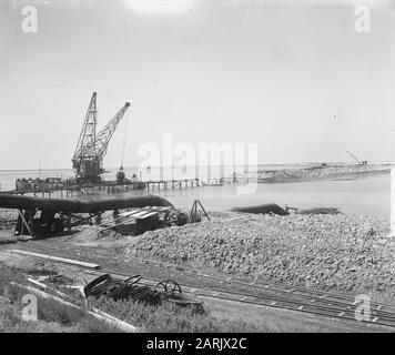 Inpoldering tra Zuidbeveland e Walcheren, de dyke op voorgrond Zuidbeveland Data: 5 agosto 1949 luogo: Walcheren, Zeeland, Zuid-Beveland Parole Chiave: INPOLDING Foto Stock