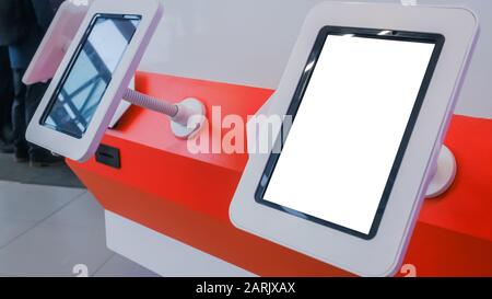 Vista ravvicinata: Chiosco verticale per tablet con display bianco vuoto - mock-up Foto Stock