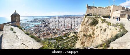 Grande vista panoramica della cima del Castello di Santa Barbara situato sul Monte Benacantil che si affaccia sul lato occidentale della città e il porto sulla costa. Foto Stock
