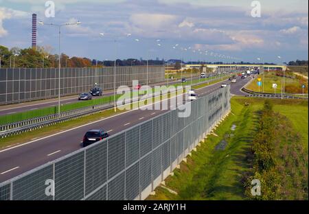 Partenza dal luogo di riposo dei viaggiatori. Un frammento dell'autostrada protetto da schermi acustici. Foto Stock