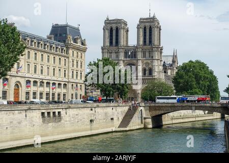 Préfecture de Police, Cattedrale di Notre-Dame e Petit Pont Cardinal Lustiger visto da tutta la Senna, Ile de la Cité, Parigi, Francia Foto Stock
