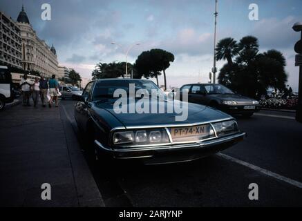 AJAXNETPHOTO. 2002. CANNES, FRANCIA. GRAN TOURISMO - CITROËN SM PARCHEGGIATA IN CITTÀ VICINO ALL'HOTEL CARLTON (SFONDO, A SINISTRA).PHOTO:JONATHAN EASTLAND/AJAX REF:202181001 Foto Stock