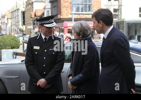 Il primo ministro britannico Theresa May, in visita a Salisbury dopo il primo incidente di Salisbury, avvenuto nel marzo 2018, Per Avvelenare la spia russa Novichok. Accolti dal Wiltshire Police Chief Constable, Kier Pritchard e Salisbury MP, John Glen hanno visitato il Mill pub, il Maltings Shopping Center e il ristorante Zizzi. Foto Stock