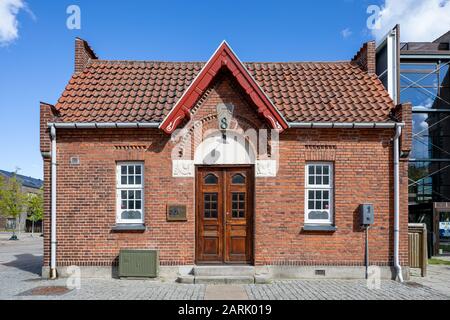 Piccolo edificio in mattoni rossi, parzialmente decorato, dei primi anni del 20th secolo; Forbindelsesvej, Copenhagen, Danimarca Foto Stock