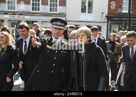 Il primo ministro britannico Theresa May, in visita a Salisbury dopo il primo incidente di Salisbury, avvenuto nel marzo 2018, Per Avvelenare la spia russa Novichok. Accolti dal Wiltshire Police Chief Constable, Kier Pritchard e Salisbury MP, John Glen hanno visitato il Mill pub, il Maltings Shopping Center e il ristorante Zizzi. Foto Stock