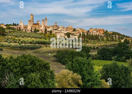 Vista sul borgo medievale toscano di San Gimignano con le sue torri. Uno dei siti patrimonio dell'umanità Dell'Unesco Foto Stock