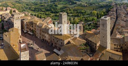 Vista sul borgo toscano di San Gimignano, dalla cima di Torre grossa, la torre più alta del centro storico Foto Stock