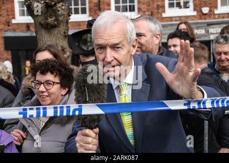 Channel 4 News reporter Jon Snow in visita a Salisbury durante la visita di Theresa May a Salisbury dopo il primo episodio di Avvelenamento da spionaggio russo di Novichok nel marzo 2018. Foto Stock