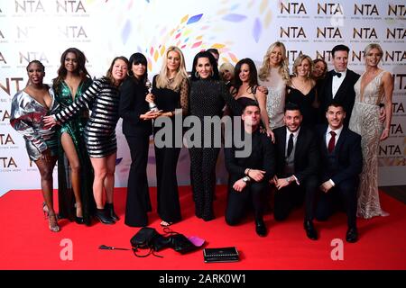 Motsi Mabuse, Oti Mabuse, Claudia Winkleman, Tess Daly, Michelle Visage, Aljaz Skorjanec, Giovanni Pernice, Gorka Marquez, Anton du Beke e Nadiya Bychkova (da sinistra a destra) accettano il miglior Talent Show per la 'Strictly Come Dancing' durante i National Television Awards alla O2 Arena di Londra. Foto Stock