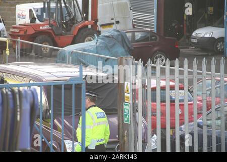 La vettura BMW rosso marrone di proprietà di Sergei Skripal ha tenuto in un veicolo composto a Salisbury dopo l'incidente russo Spy Novichok. Foto Stock