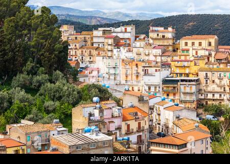 Italia, Sicilia, Provincia Di Messina, Caronia. Case nella città medievale collinare di Caronia. Foto Stock
