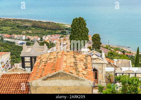 Italia, Sicilia, Provincia Di Messina, Caronia. Vista sul Mar Mediterraneo dalla città collinare medievale di Caronia. Foto Stock