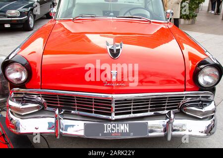 Vista frontale del rosso 1955 Ford Fairlane. Foto Stock