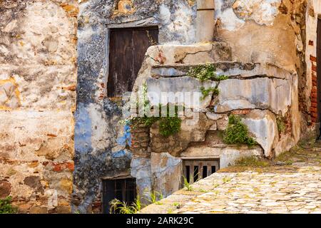 Italia, Sicilia, Provincia Di Messina, Caronia. Vecchi edifici nella città medievale collinare di Caronia. Foto Stock