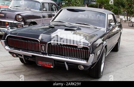 Vista frontale del nero 1968 Mercury Cougar XR7-G. Foto Stock