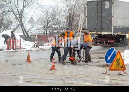 Città del servizio di emergenza di riparazione rottura tubo acqua in inverno. Foto Stock