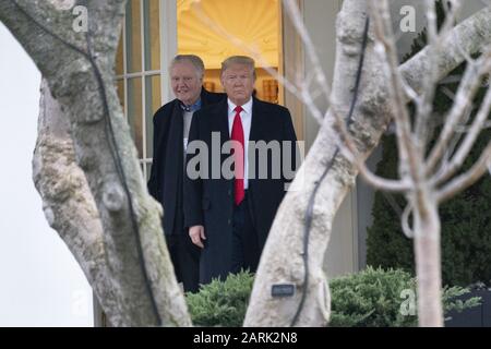 Washington, Stati Uniti. 28th Gen 2020. Il presidente Donald Trump mostra l'attore Jon Vought il South Lawn prima di lasciare la Casa Bianca per partecipare ai rally politici a Wildwood, New Jersey, martedì 28 gennaio 2020 a Washington, DC. Foto di Chris Kleponis/UPI Credit: UPI/Alamy Live News Foto Stock