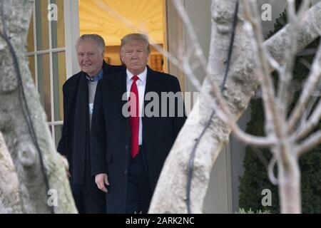 Washington, Stati Uniti. 28th Gen 2020. Il presidente Donald Trump mostra l'attore Jon Vought il South Lawn prima di lasciare la Casa Bianca per partecipare ai rally politici a Wildwood, New Jersey, martedì 28 gennaio 2020 a Washington, DC. Foto di Chris Kleponis/UPI Credit: UPI/Alamy Live News Foto Stock