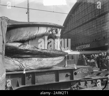 Grande balena, pescata al largo della costa nord della Norvegia, ad Amsterdam. Questo esemplare lungo venti metri, con una vita di 60.000 kg di peso, arrivò ad Oldenzaal il 17 settembre 1952. Il colosso doveva essere trasferito ad Amsterdam di notte perché la balena su entrambi i lati del carro merci delle Ferrovie olandesi si estendeva fino a quel momento per entrare in collisione con il traffico in arrivo. Donne posa in muil Data: 19 settembre 1952 Località: Amsterdam, Noord-Holland Parole Chiave: Ferrovie, donne, balene Nome dell'istituzione: Ns Foto Stock