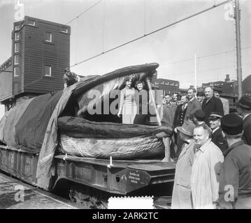 Grande balena, pescata al largo della costa nord della Norvegia, ad Amsterdam. Questo esemplare lungo venti metri, con una vita di 60.000 kg di peso, arrivò ad Oldenzaal il 17 settembre 1952. Il colosso doveva essere trasferito ad Amsterdam di notte perché la balena su entrambi i lati del carro merci delle Ferrovie olandesi si estendeva fino a quel momento per entrare in collisione con il traffico in arrivo. Donne in posa nel muil Data: 19 Settembre 1952 Località: Amsterdam, Noord-Holland Parole Chiave: Ferrovie, donne, balene Foto Stock