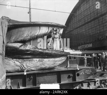 Grande balena, pescata al largo della costa nord della Norvegia, ad Amsterdam. Questo esemplare lungo venti metri, con una vita di 60.000 kg di peso, arrivò ad Oldenzaal il 17 settembre 1952. Il colosso doveva essere trasferito ad Amsterdam di notte perché la balena su entrambi i lati del carro merci delle Ferrovie olandesi si estendeva fino a quel momento per entrare in collisione con il traffico in arrivo. Donne posa in muil Data: 19 settembre 1952 Località: Amsterdam, Noord-Holland Parole Chiave: Ferrovie, donne, balene Nome dell'istituzione: Ns Foto Stock