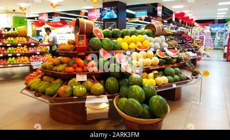 Bella impaginazione di frutta in un supermercato asiatico. Foto Stock