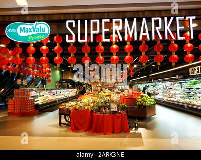 Bella impaginazione di frutta in un supermercato asiatico. Foto Stock