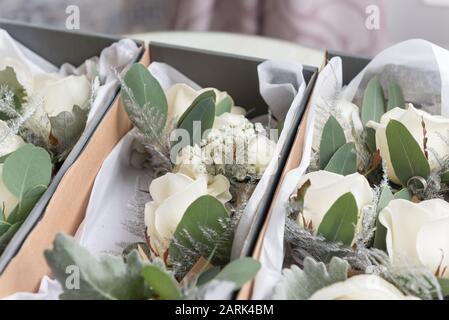 Bianco Pulsante buco fiori isolato sul tavolo Foto Stock