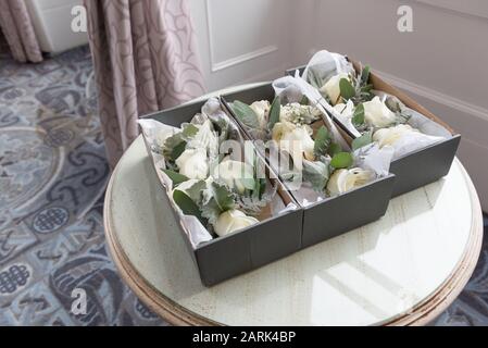 Bianco Pulsante buco fiori isolato sul tavolo Foto Stock