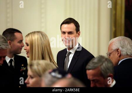 Washington, DC. 28th Gen 2020. White House Adviser Jared Kushner partecipa a un incontro con il presidente degli Stati Uniti Donald J. Trump e il primo ministro israeliano Benjamin Netanyahu nella sala orientale della Casa Bianca a Washington, DC, martedì 28 gennaio 2020. Credito: Joshua Lott/CNP | utilizzo credito mondiale: DPA/Alamy Live News Foto Stock