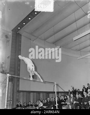 Campione dei Paesi Bassi ginnastica Mens Leiden: Klaas Boot da Alkmaar Annotation: Location: Stadsgehoorzaal. Parte: Rekstok Data: 16 Gennaio 1954 Luogo: Leiden, Zuid-Holland Parole Chiave: Ginnastica Nome Personale: Boat, Klaas Foto Stock