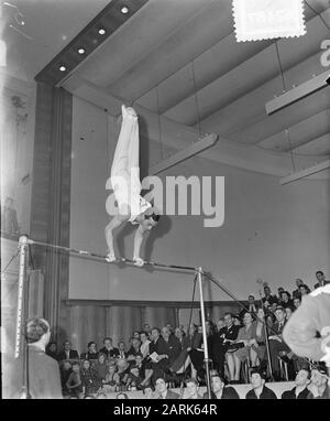 Campione dei Paesi Bassi Ginnastica Mens Leiden; Klaas Boot da Alkmaar Annotazione: Location: Stadsgehoorzaal. Parte: Rekstok Data: 16 Gennaio 1954 Luogo: Leiden, Zuid-Holland Parole Chiave: Ginnastica Nome Personale: Boat, Klaas Foto Stock