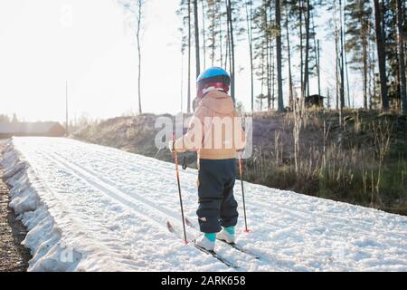 Giovane ragazzo sci di fondo in Svezia al tramonto Foto Stock