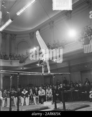 Campione dei Paesi Bassi Ginnastica Mens Leiden; Klaas Boot da Alkmaar Annotazione: Location: Stadsgehoorzaal. Part: Bridge with EQUAL Layers Date: 16 January 1954 Location: Leiden, Zuid-Holland Keywords: Ginnastica Nome personale: Boat, Klaas Foto Stock