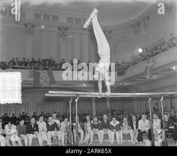 Campione dei Paesi Bassi Ginnastica Mens Leiden; Klaas Boot da Alkmaar Annotazione: Location: Stadsgehoorzaal. Part: Bridge with EQUAL Layers Date: 16 January 1954 Location: Leiden, Zuid-Holland Keywords: Ginnastica Nome personale: Boat, Klaas Foto Stock