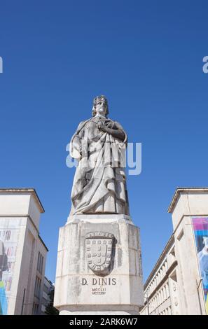 Coimbra, Portogallo - 6 settembre 2019: Statua di Denis del Portogallo presso l'università di Coimbra Foto Stock