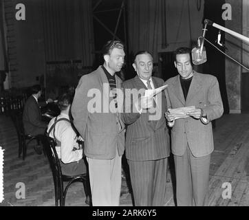 Tour de France i piloti Henk Faanhof e Hein van Breenen cantano per i record grammaticali per l'azione delle piastrelle della Regina Wilhelina Fund Data: 2 luglio 1954 Parole Chiave: Registrazioni musicali, ciclisti Nome personale: Breenen, Hein van, Faanhof, Henk Foto Stock