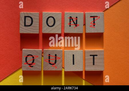 Non uscire, con le lettere barrate fuori per lasciarlo Fare, frase motivazionale Foto Stock