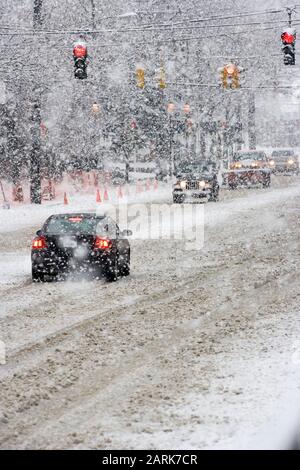 Condizioni di Blizzard del New England su una strada suburbana affollata Foto Stock