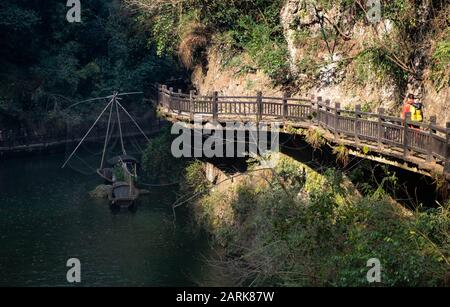 Yichang, HUBEI / CINA - 25 dicembre 2019: Imbarcazione cinese tradizionale di pescatori a vela sul fiume Yangtze per il viaggiatore insieme con la zona tre gole Foto Stock