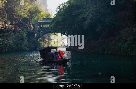 Yichang, HUBEI / CINA - 25 dicembre 2019: L'attrice indossare il cinese tradizionale per mostrare la vita di tradizione e la Cina ha promosso il punto di viaggio a Foto Stock