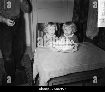 Gemelli siamesi olandesi 2 anni, Folkje en Tjitske de Vries Data: 8 novembre 1955 Parole Chiave: Gemelli siamesi Nome personale: Folkje, Vries, Tjitske de Foto Stock