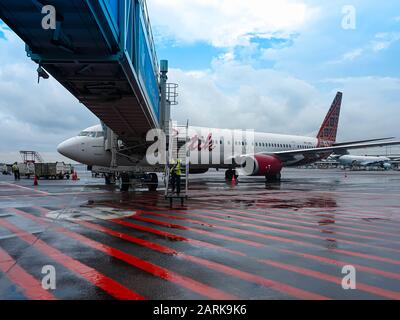 Batik Air Boeing 737-9GP(ER) PK-LBG all'aeroporto internazionale Soekarno-Hatta di Giacarta Foto Stock