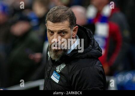 Cardiff, Regno Unito. 28th Gen 2020. West Bromwich Albion manager Slaven Bilic guarda dal dugout . EFL Skybet Championship match, Cardiff City / West Bromwich Albion al Cardiff City Stadium martedì 28th gennaio 2020. Questa immagine può essere utilizzata solo per scopi editoriali. Solo uso editoriale, licenza richiesta per uso commerciale. Nessun utilizzo nelle scommesse, nei giochi o nelle singole pubblicazioni club/campionato/giocatore. PIC by Lewis Mitchell/Andrew Orchard sports photography/Alamy Live News Credit: Andrew Orchard sports photography/Alamy Live News Foto Stock