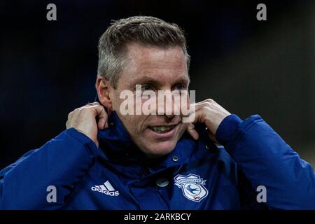Cardiff, Regno Unito. 28th Gen 2020. Neil Harris, responsabile della città di Cardiff, guarda dal dugout . EFL Skybet Championship match, Cardiff City / West Bromwich Albion al Cardiff City Stadium martedì 28th gennaio 2020. Questa immagine può essere utilizzata solo per scopi editoriali. Solo uso editoriale, licenza richiesta per uso commerciale. Nessun utilizzo nelle scommesse, nei giochi o nelle singole pubblicazioni club/campionato/giocatore. PIC by Lewis Mitchell/Andrew Orchard sports photography/Alamy Live News Credit: Andrew Orchard sports photography/Alamy Live News Foto Stock