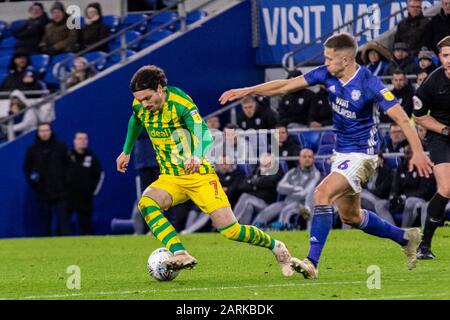 Cardiff, Regno Unito. 28th Gen 2020. Filip Krovinovic di West Bromwich Albion (l) in azione contro Will Vaulks di Cardiff City. EFL Skybet Championship match, Cardiff City / West Bromwich Albion al Cardiff City Stadium martedì 28th gennaio 2020. Questa immagine può essere utilizzata solo per scopi editoriali. Solo uso editoriale, licenza richiesta per uso commerciale. Nessun utilizzo nelle scommesse, nei giochi o nelle singole pubblicazioni club/campionato/giocatore. PIC by Lewis Mitchell/Andrew Orchard sports photography/Alamy Live News Credit: Andrew Orchard sports photography/Alamy Live News Foto Stock