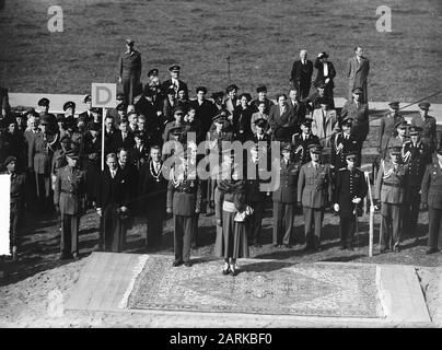 Cerimonia delle decorazioni ad Arnhem (Parco Sonsbeek). Sistemazione delle persone decorate Data: 7 ottobre 1948 luogo: Arnhem, Gelderland Parole Chiave: Ritratti di gruppo, militare, premi, Seconda guerra mondiale Foto Stock