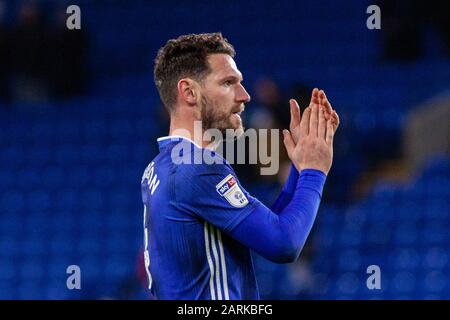 Cardiff, Regno Unito. 28th Gen 2020. Sean Morrison di Cardiff City applaude i fan a tempo pieno EFL Skybet Championship match, Cardiff City contro West Bromwich Albion al Cardiff City Stadium martedì 28th gennaio 2020. Questa immagine può essere utilizzata solo per scopi editoriali. Solo uso editoriale, licenza richiesta per uso commerciale. Nessun utilizzo nelle scommesse, nei giochi o nelle singole pubblicazioni club/campionato/giocatore. PIC by Lewis Mitchell/Andrew Orchard sports photography/Alamy Live News Credit: Andrew Orchard sports photography/Alamy Live News Foto Stock