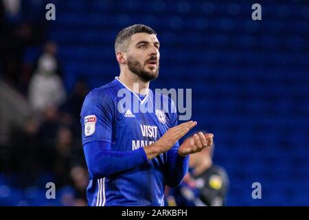 Cardiff, Regno Unito. 28th Gen 2020. Callum Paterson di Cardiff City applaude i fan a tempo pieno. EFL Skybet Championship match, Cardiff City / West Bromwich Albion al Cardiff City Stadium martedì 28th gennaio 2020. Questa immagine può essere utilizzata solo per scopi editoriali. Solo uso editoriale, licenza richiesta per uso commerciale. Nessun utilizzo nelle scommesse, nei giochi o nelle singole pubblicazioni club/campionato/giocatore. PIC by Lewis Mitchell/Andrew Orchard sports photography/Alamy Live News Credit: Andrew Orchard sports photography/Alamy Live News Foto Stock